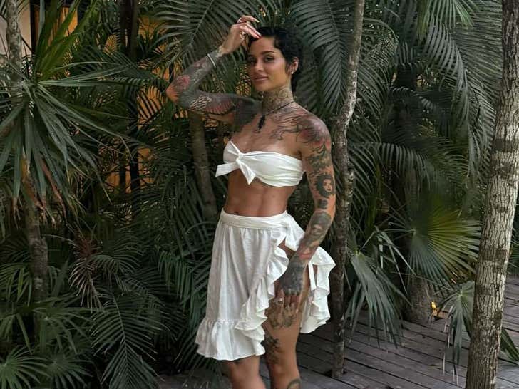 c42bd8da23a44f41abafc05d30c76d01_md Kehlani Hot Shots