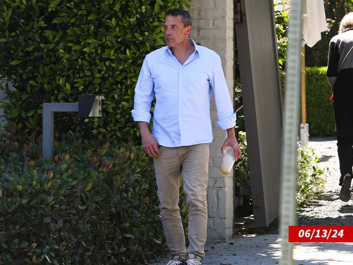 c5501f6a45b2452192ba859f15b77962_md ben affleck out and about