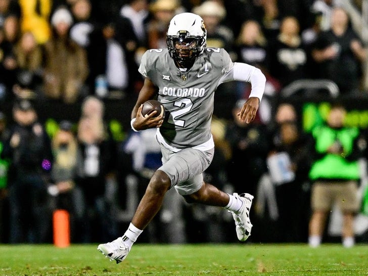 c55227743e7c45d9b0c49cd6e37c6159_md-1 Shedeur Sanders On The Field