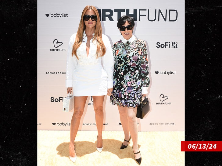 c5c6f82cb1634e20a180efc9960650c2_md khloe kardashian kris jenner