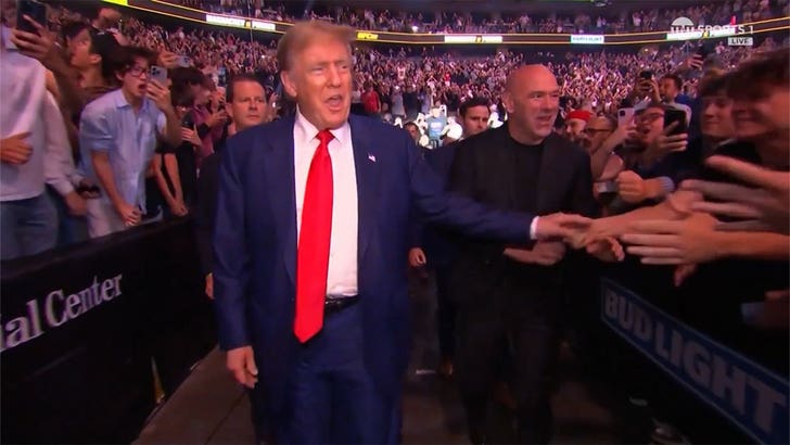 c689bd6395f64439b1159cbe3277d8cf_md 053124-donald-trump-ufc-kal