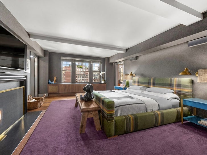 c6ee111d95a748489a9655355bb65a94_md-1 0212-andy-cohen-new-york-apartment-photos-primary-3