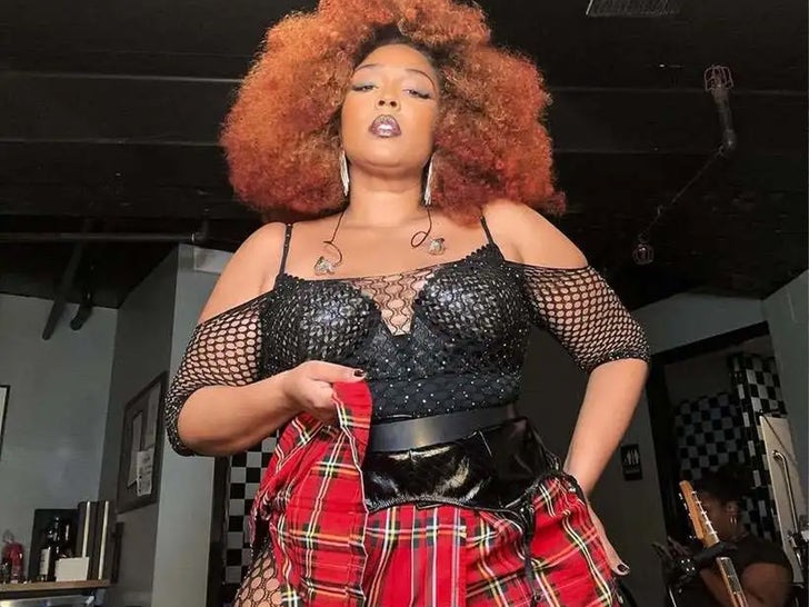 c7e4bdd18e1940068813d23db9ac0ea2_md Lizzo's Hot Shots