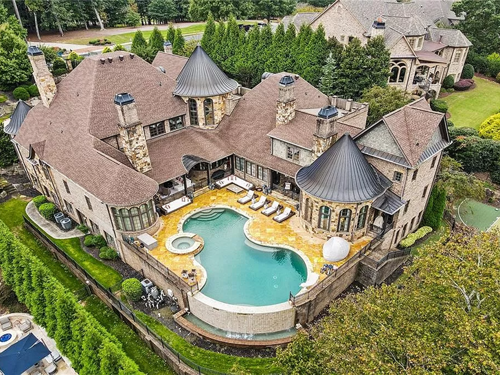 c8b693ff7aa941da8a702f4a917e172e_md Kim Zolciak And Kroy Biermann's Georgia Home