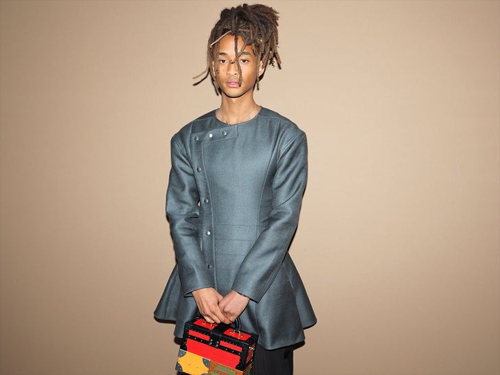 c96492c7b1904928925be65908ae33c2_md 0306-Jaden-Smith-Paris-Fashion-Week-SUB