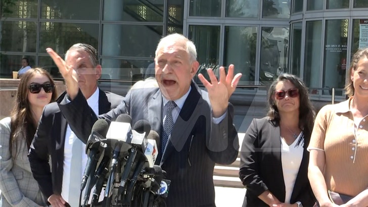 c9b32ddf4ab2406794d81e2178398be0_md menendez-presser-geragos-kal-05-09-2025