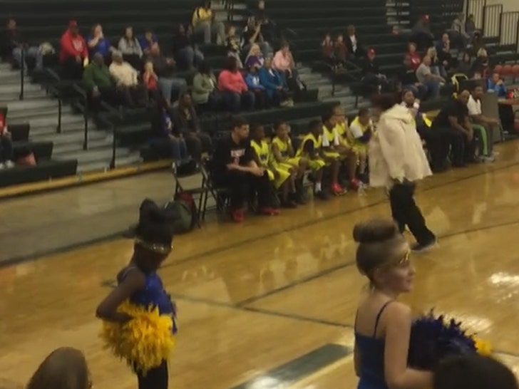 caa3ba83bf8945598f6e1766ba492fe7_md 032825-woman-basketball-court-5