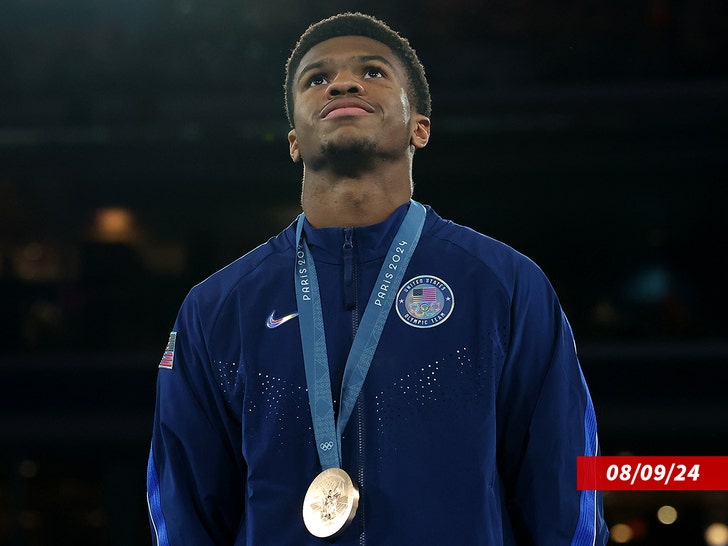 cbd9ed9f6b734e3c963ed02c69d6120a_md Omari Jones olympics medal