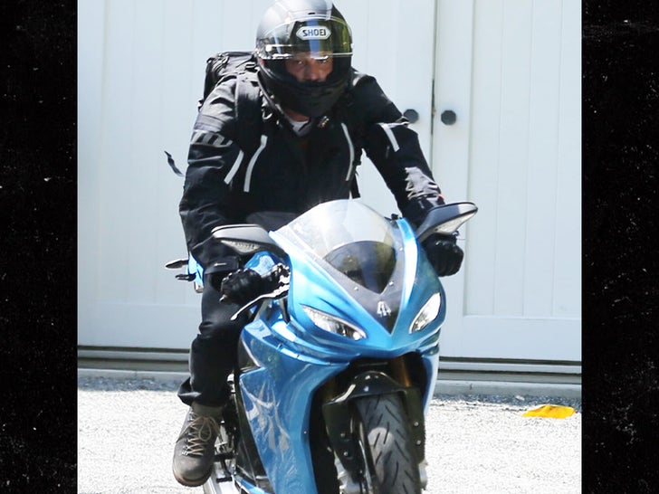 ccbf722b64354a67812794dd38de1fe9_md Ben Affleck Test Drives Fancy New Street Bikes
