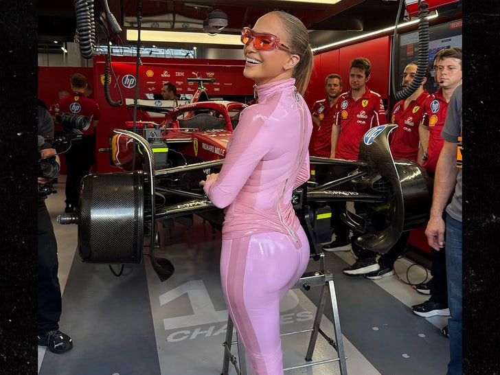 cf0b95d83f284f04aabf19d6000e623d_md Jennifer Lopez Rocks Pink Bodysuit for F1