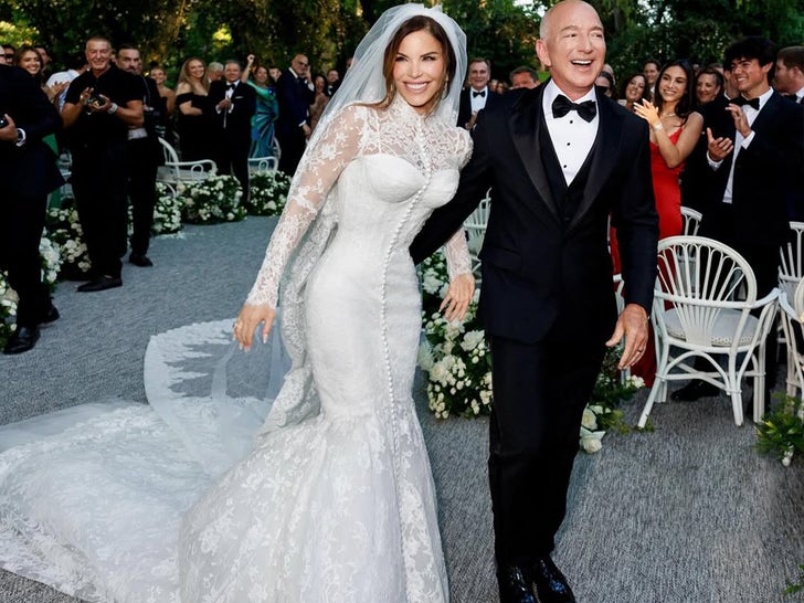 d049d73853784faebf249cbf387ab328_md Lauren Sanchez Shares First Look of Wedding Dress