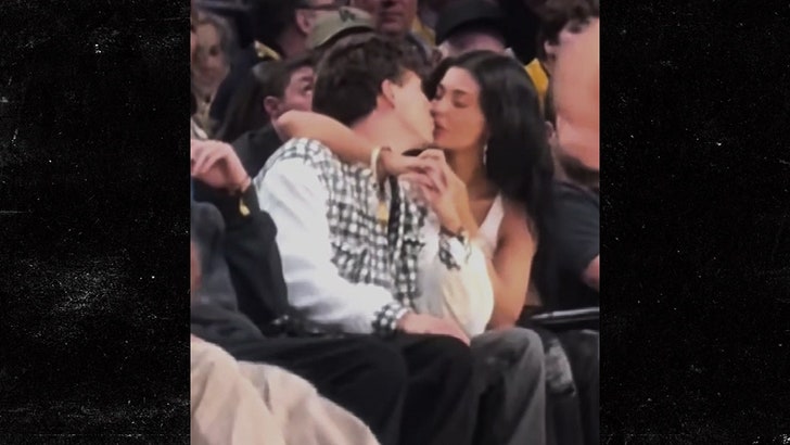 d06eade2f0cd42b49a23facc5b15c4a7_md 050125_timothee_chalamet_kylie_jenner_kal