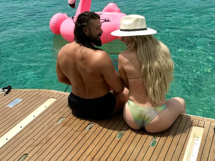 d0b294ed28ef4e47a8351f4803dcbf59_md Charlotte Flair & Andrade Happier Times