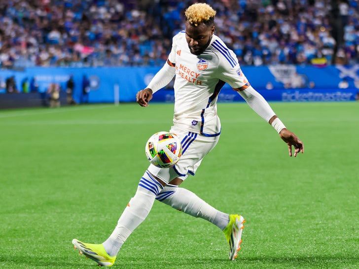 0416-Aaron-Boupendza-playing-soccer-in-the-MLS-primary-2