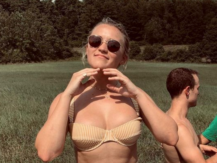 d2c1a00e3d52488ba0cee531b92df9b9_md Emily Osment's Hot Shots