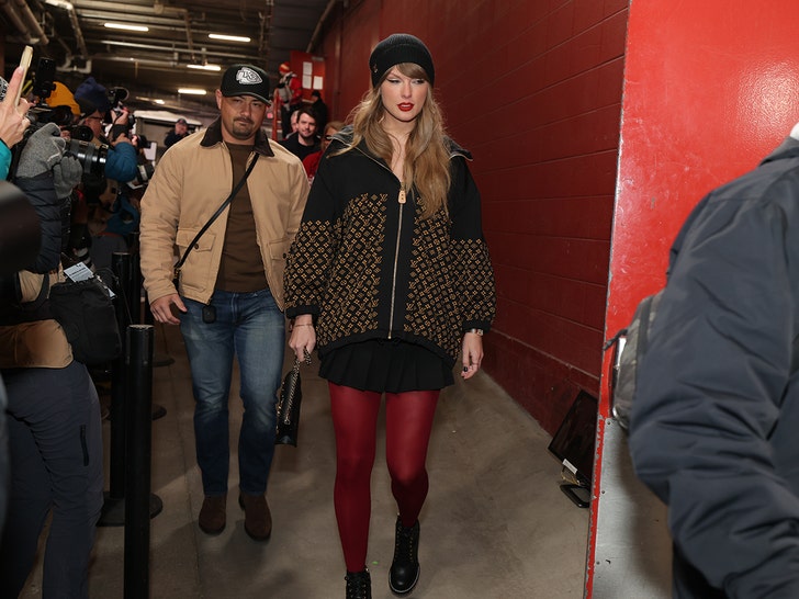 d3aac712996e49c1b001ed9c1a973fde_md Taylor Swift Arrives to AFC Conference Championship Game Against Bills