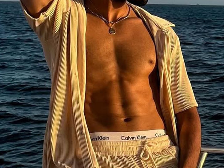 d3c330beeed6425d9f2c69b21e54bda7_md Celebs Wearing Calvin Klein Undies