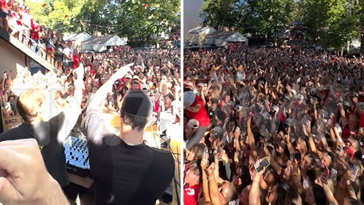 d7ebfdda87214557bbdb56803b7eb34a_md 083025_chainsmokers_frat_kal