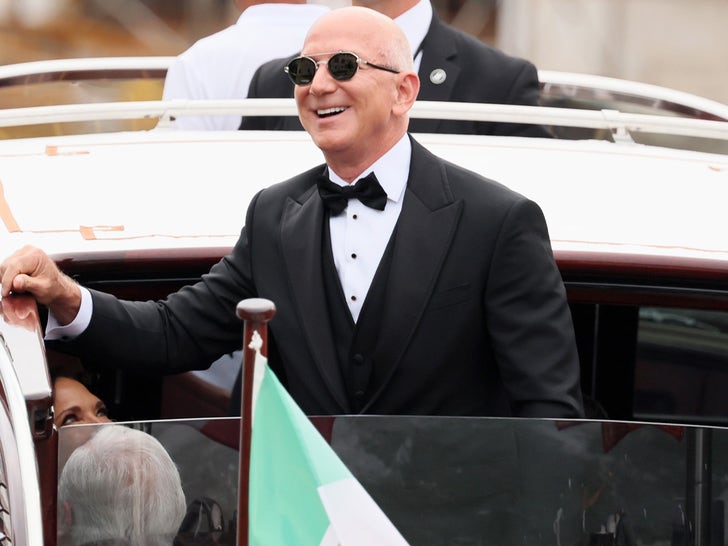 d823d243d2bf44359af1aba1a69c1f59_md Jeff Bezos Looking Dapper in Tuxedo on Wedding Day