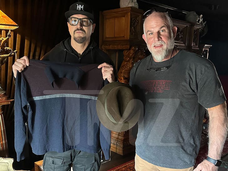 d84e13aea5b94e6fba70066262186667_md Zak Bagans - Obtains Suddam Hussein's Hat & Sweater