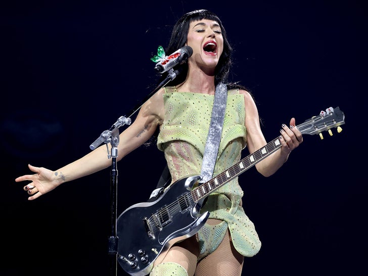 0425-Katy-Perry-performs-onstage-during-the-Katy-Perry-The-Lifetimes-Tour-2025-at-CDMX-Arena-In-Mexico-City-3