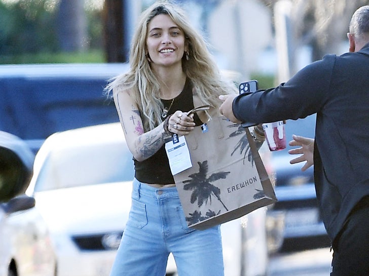 d97f2ca6e5434a47bb6bf7593ebe02ef_md 0225-Paris-Jackson-Engagement-Ring-Sighting-New-Album-primary-2