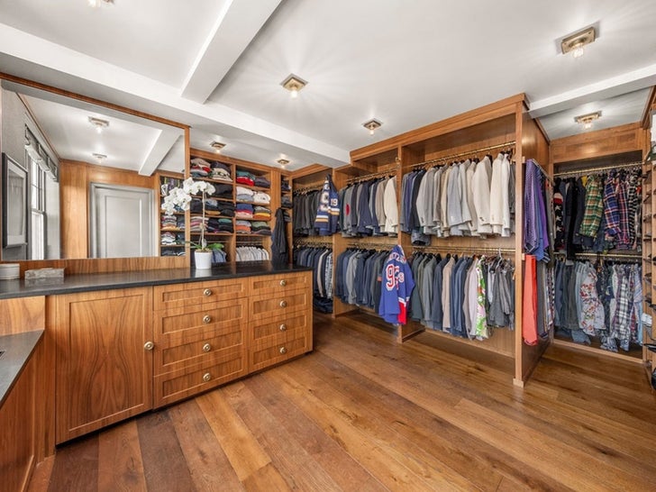 d9c3cf2b18b34a6abe4770400fc17dcc_md-1 0212-andy-cohen-new-york-apartment-photos-primary-2