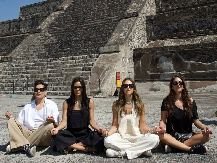 db701ee6fa184ffc82188a7c6ad788db_md 0327-Jessica-Alba-Mexico-City-Sub2
