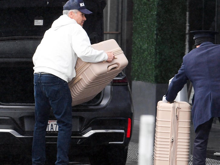 db7b634d4a2f40009640e58a0eddfb64_md 0212-Cash-Warren-Moving-New-Condo-SUB-1