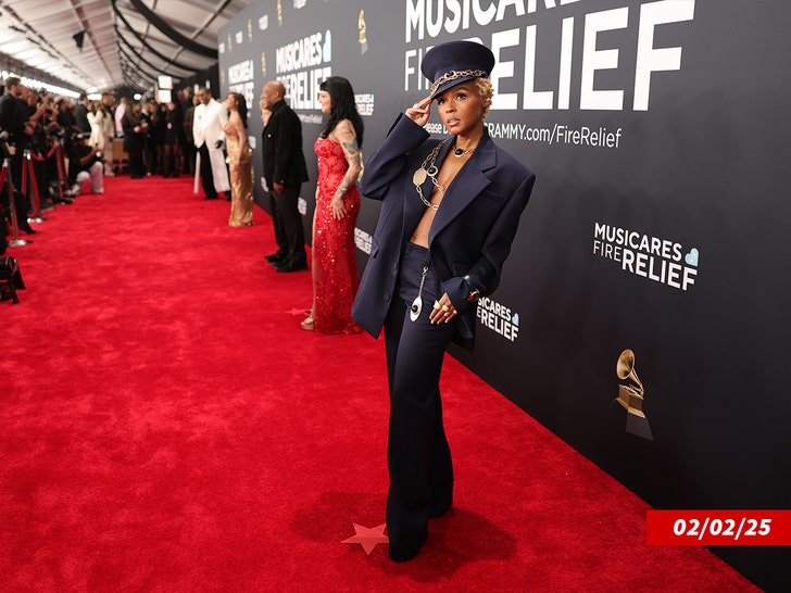 dcef2438f1cf4493a08f7f8fd66498b3_md Janelle Monet at the grammys