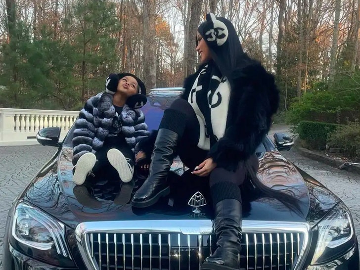 dd9826d6ad5d428983821f0cbe0230f2_md-1 Cardi B and Offset -- Family Photos
