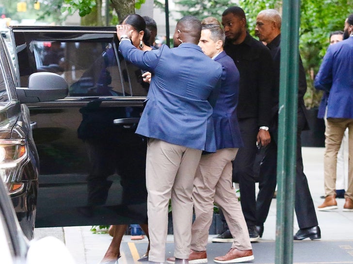 0527-Barack-Michelle-Obama-Seen-Together-NYC-Hotel-Sub2