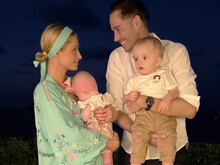 de20fad3b7f0499195e1308cb0097e4d_md Paris Hilton Family Photos