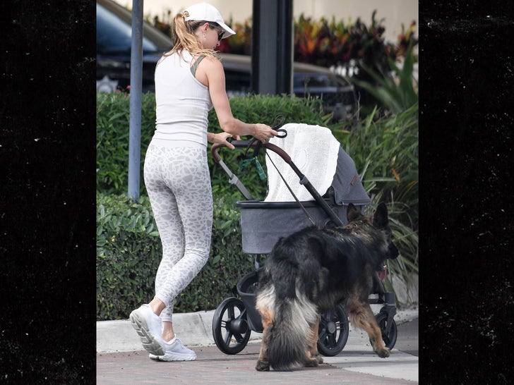 de4c27da786645a78a269dfc7a8a56ef_md 0317-Gisele-Bundchen-and-Joaquim-Valente-in-Miami-with-baby-for-first-time-photos-primary-3