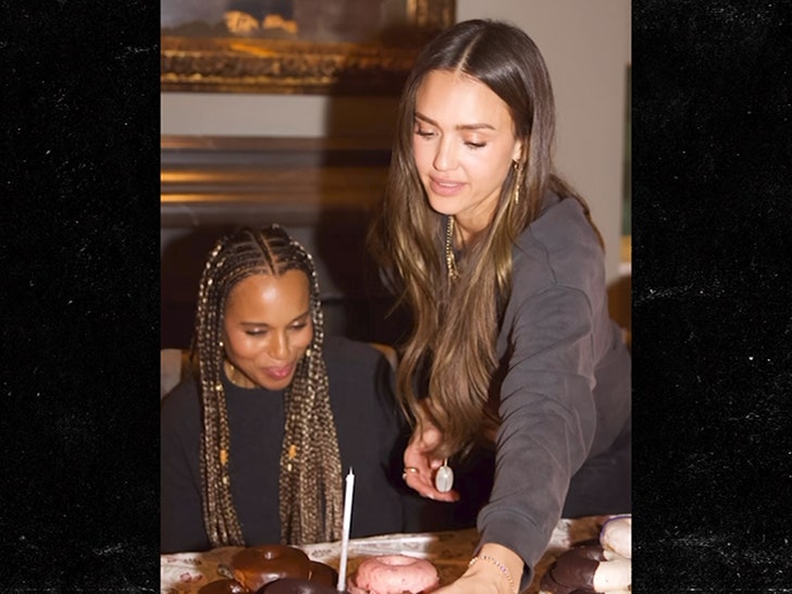 df9b0bd7d79a4e998ba00f54deb04d24_md 020125_jessica_alba-sg2