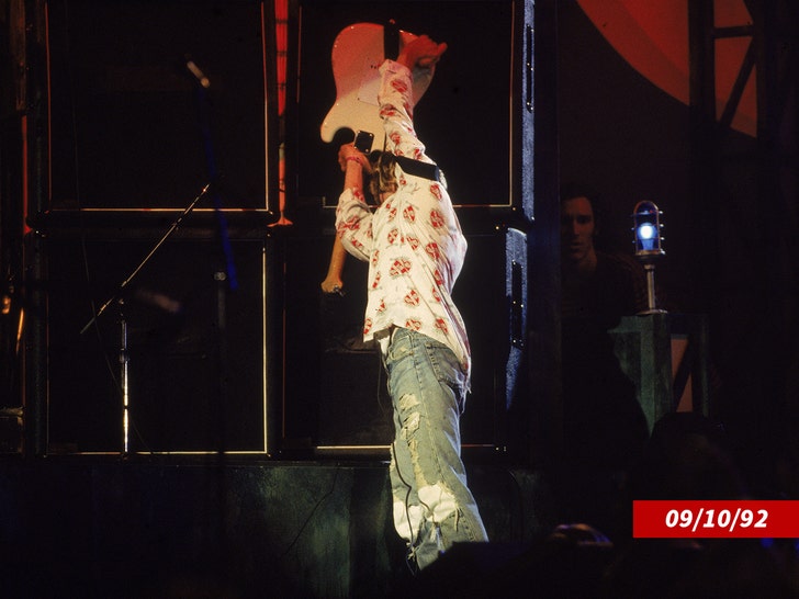 e12957f582da40629a7872deac03d409_md Kurt-Cobain-guitar-getty-1