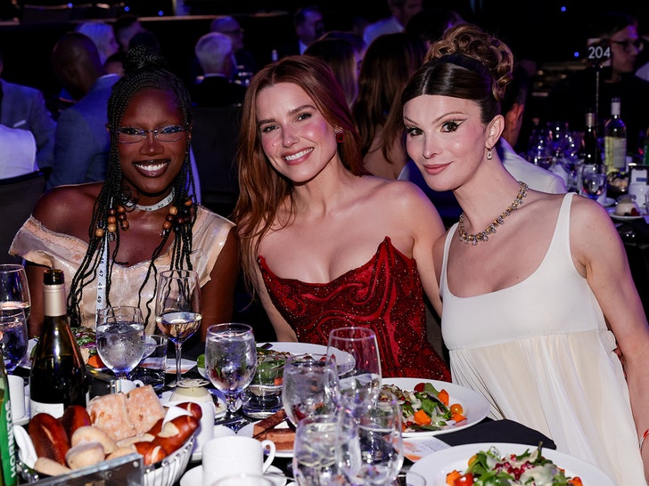 e1757a268d744b08a2a37b848972d6e2_md sophia bush getty 1