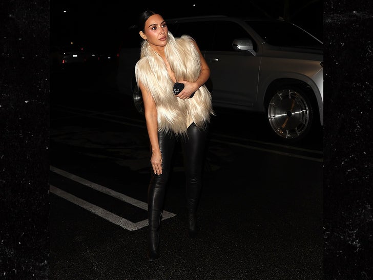 e206019c7b0f4865bd8520aed42ed971_md 0318-Kim-Kardashian-Handles-Ice-Cream-Run-Calabasas-photos-primary-3