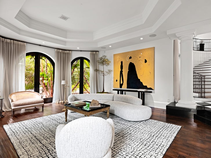 0207-Kris-Jenner-Keeping-Up-With-The-Kardashians-Mansion-Photos-primary-5