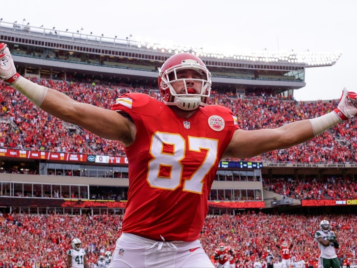 e6e24b6b64bc4eb2bb5c9f6cd9acae59_md Travis Kelce On The Field