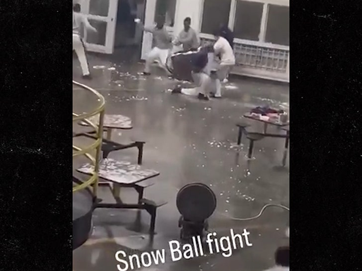 e7b4e825561e4e35b4b8af7e188ac314_md 012725-snowball-fight-primary-4