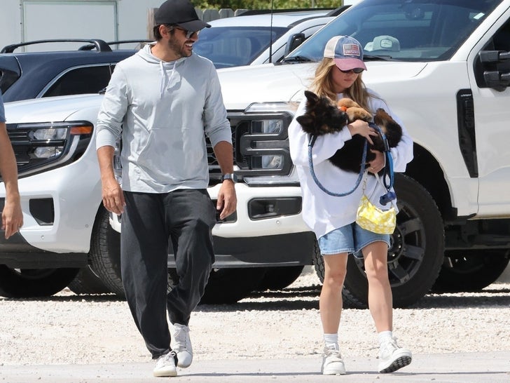 e840e7735d5f482ca9dcfa4f359c72a6_md Sydney Sweeney And Jonathan Davino Walk Together While Holding A New Puppy
