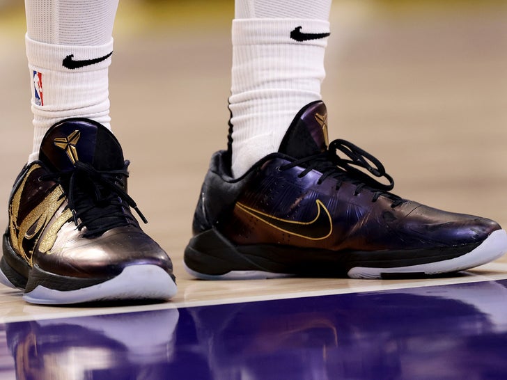 e8671055328042aa8ac3ba26788b2c61_md 0321-Bronny-James-On-The-Court-For-Bucks-Vs-Lakers-Game-shoes