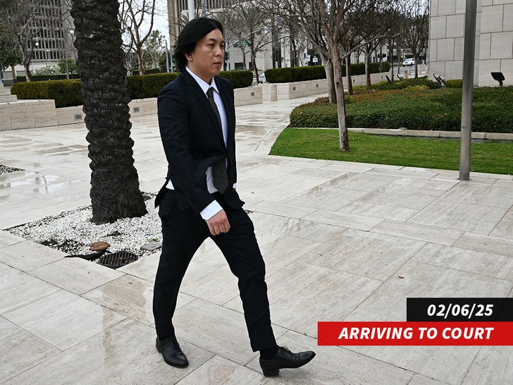 e97ef31c2ab1443798a0180d6a71509e_md-4 ippei mizuhara arriving to court
