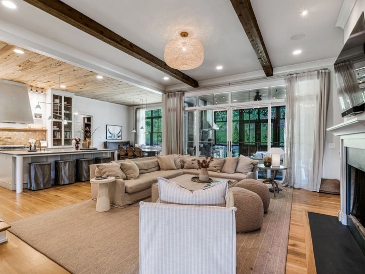 ebd3b7e8c25f43988cff417fd0181232_md 0606-Kristin-Cavallari-House-Tennessee-Ranch-Photos-primary-5