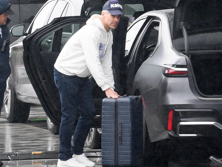 ec12acc596754b7ba2413fc6607f056f_md Cash Warren Moves Into New Condo