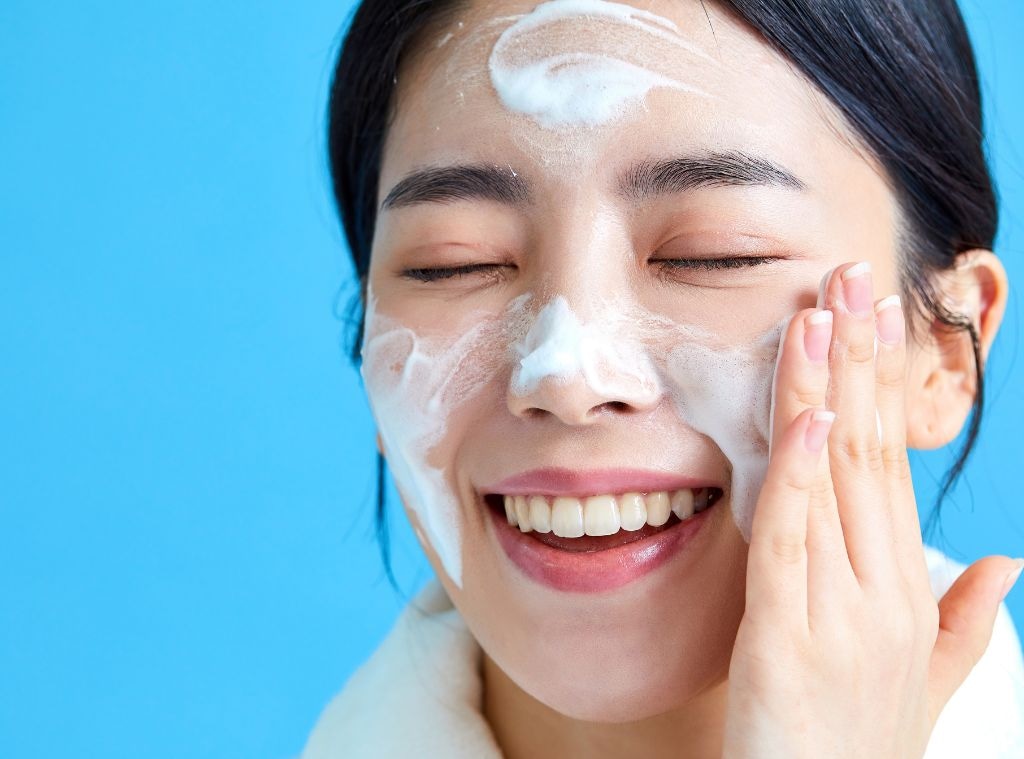 ecc7e8b0-bb3c-4d9f-9fdb-c1331798ede0_1750709069 sunscreen removal hero image.jpg