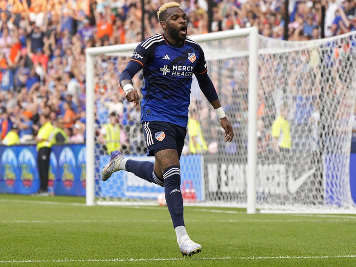 0416-Aaron-Boupendza-playing-soccer-in-the-MLS-primary