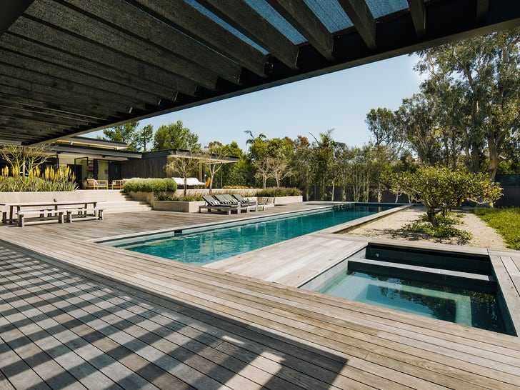 0428-David-Duchovny-malibu-house-photos-primary-2