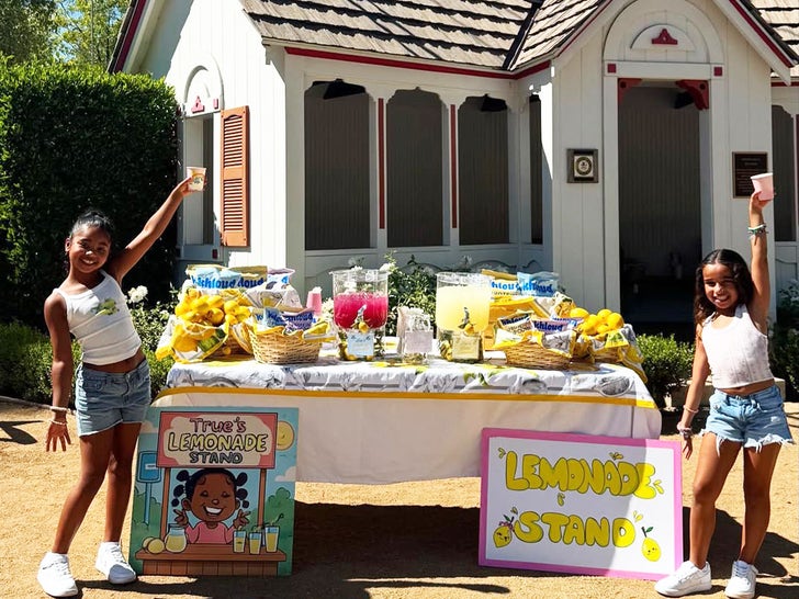 0829-Khloe-Kardashian-Lemonade-Stand-SUB-1